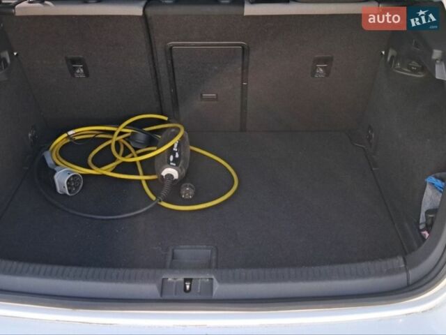 Белый Фольксваген e-Golf, объемом двигателя 0 л и пробегом 121 тыс. км за 9999 $, фото 15 на Automoto.ua
