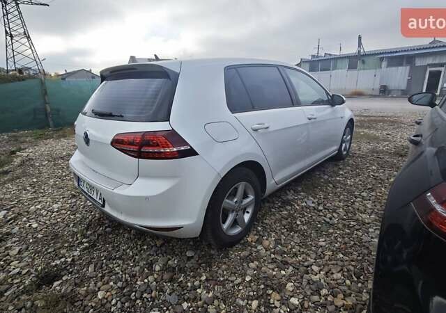 Белый Фольксваген e-Golf, объемом двигателя 0 л и пробегом 99 тыс. км за 7950 $, фото 3 на Automoto.ua