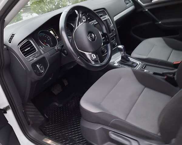 Белый Фольксваген e-Golf, объемом двигателя 0 л и пробегом 107 тыс. км за 8800 $, фото 30 на Automoto.ua