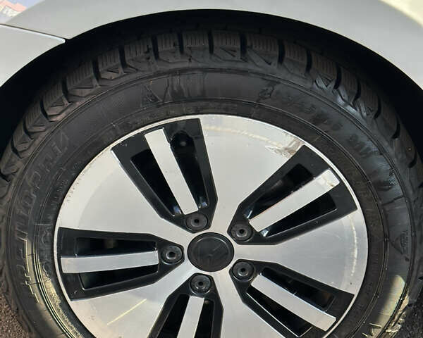 Белый Фольксваген e-Golf, объемом двигателя 0 л и пробегом 114 тыс. км за 10700 $, фото 10 на Automoto.ua