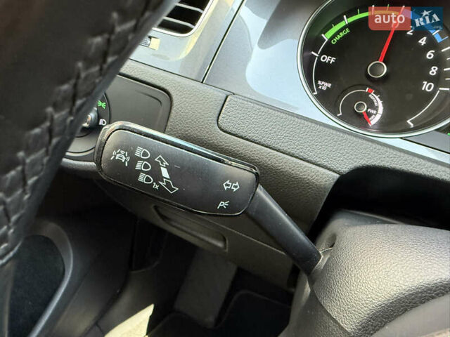 Белый Фольксваген e-Golf, объемом двигателя 0 л и пробегом 95 тыс. км за 9500 $, фото 34 на Automoto.ua