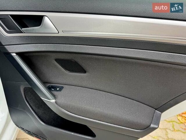 Белый Фольксваген e-Golf, объемом двигателя 0 л и пробегом 121 тыс. км за 8500 $, фото 14 на Automoto.ua