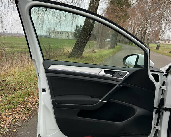 Белый Фольксваген e-Golf, объемом двигателя 0 л и пробегом 126 тыс. км за 8550 $, фото 14 на Automoto.ua