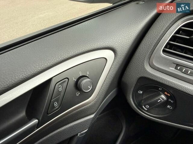 Білий Фольксваген e-Golf, об'ємом двигуна 0 л та пробігом 96 тис. км за 9500 $, фото 33 на Automoto.ua