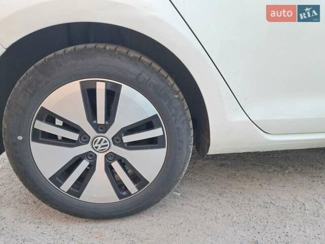 Белый Фольксваген e-Golf, объемом двигателя 0 л и пробегом 92 тыс. км за 7900 $, фото 12 на Automoto.ua