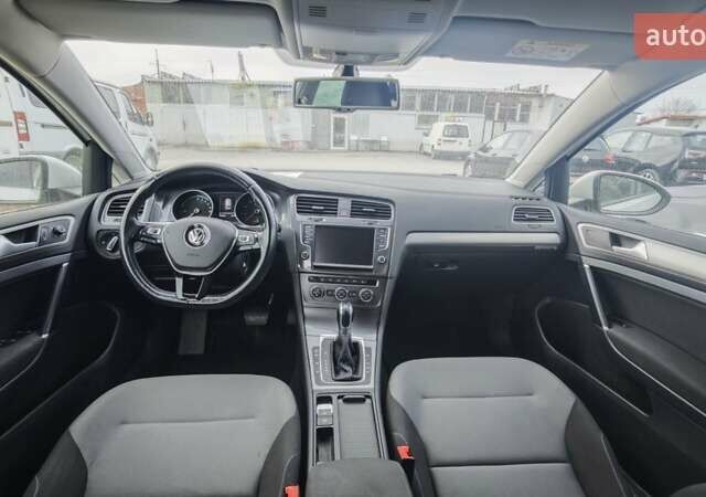 Белый Фольксваген e-Golf, объемом двигателя 0 л и пробегом 99 тыс. км за 7950 $, фото 7 на Automoto.ua