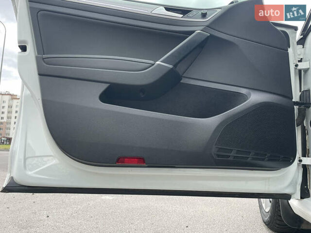 Белый Фольксваген e-Golf, объемом двигателя 0 л и пробегом 92 тыс. км за 9500 $, фото 39 на Automoto.ua