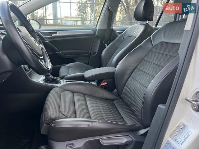 Белый Фольксваген e-Golf, объемом двигателя 0 л и пробегом 127 тыс. км за 8350 $, фото 11 на Automoto.ua