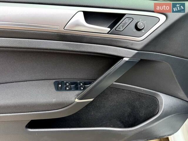 Белый Фольксваген e-Golf, объемом двигателя 0 л и пробегом 121 тыс. км за 8500 $, фото 27 на Automoto.ua