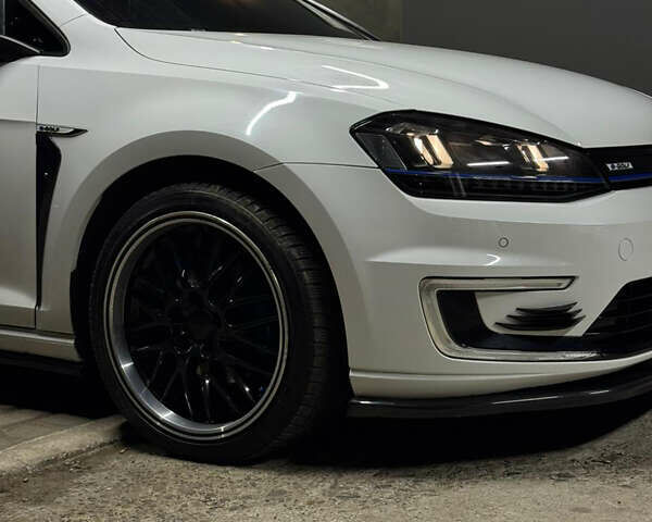 Белый Фольксваген e-Golf, объемом двигателя 0 л и пробегом 134 тыс. км за 8999 $, фото 9 на Automoto.ua