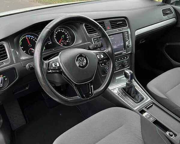 Белый Фольксваген e-Golf, объемом двигателя 0 л и пробегом 126 тыс. км за 8550 $, фото 12 на Automoto.ua