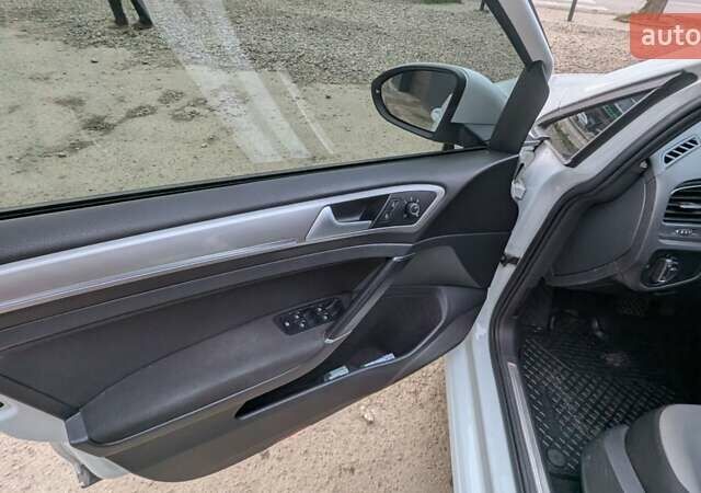 Белый Фольксваген e-Golf, объемом двигателя 0 л и пробегом 192 тыс. км за 7550 $, фото 14 на Automoto.ua