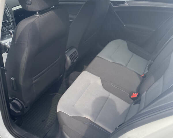 Белый Фольксваген e-Golf, объемом двигателя 0 л и пробегом 95 тыс. км за 10800 $, фото 11 на Automoto.ua