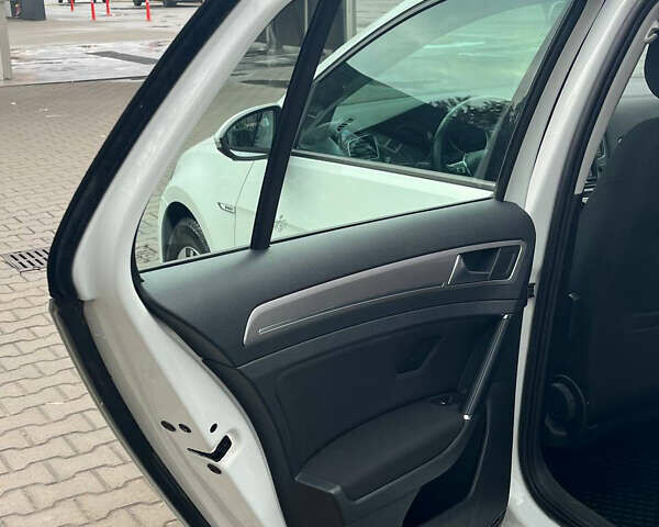 Белый Фольксваген e-Golf, объемом двигателя 0 л и пробегом 114 тыс. км за 9800 $, фото 32 на Automoto.ua
