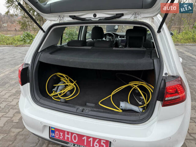 Белый Фольксваген e-Golf, объемом двигателя 0 л и пробегом 99 тыс. км за 8450 $, фото 9 на Automoto.ua