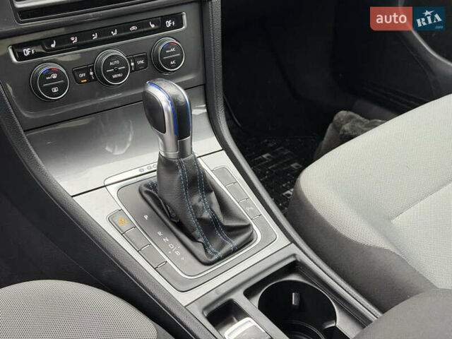 Белый Фольксваген e-Golf, объемом двигателя 0 л и пробегом 99 тыс. км за 8450 $, фото 15 на Automoto.ua