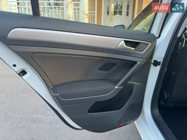 Белый Фольксваген e-Golf, объемом двигателя 0 л и пробегом 98 тыс. км за 8550 $, фото 44 на Automoto.ua