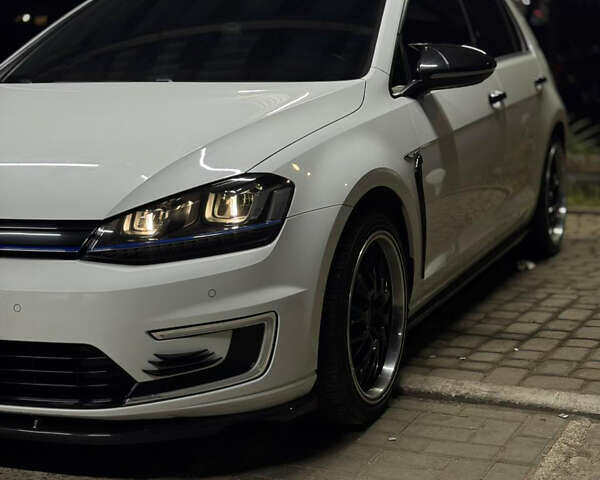 Белый Фольксваген e-Golf, объемом двигателя 0 л и пробегом 134 тыс. км за 8999 $, фото 2 на Automoto.ua