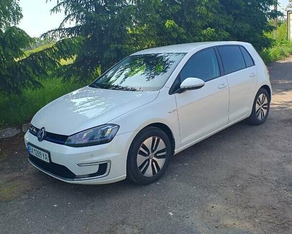Белый Фольксваген e-Golf, объемом двигателя 0 л и пробегом 97 тыс. км за 11200 $, фото 1 на Automoto.ua