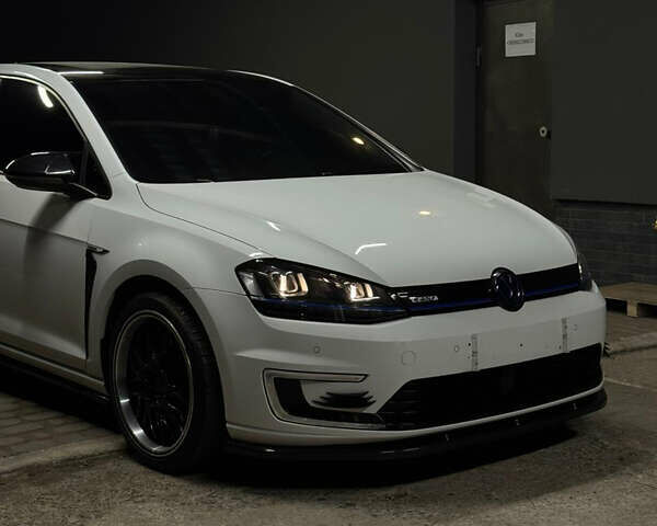 Белый Фольксваген e-Golf, объемом двигателя 0 л и пробегом 134 тыс. км за 8999 $, фото 5 на Automoto.ua
