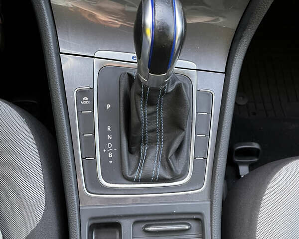 Белый Фольксваген e-Golf, объемом двигателя 0 л и пробегом 151 тыс. км за 8100 $, фото 26 на Automoto.ua
