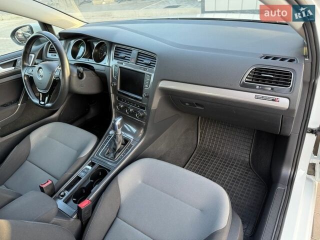 Белый Фольксваген e-Golf, объемом двигателя 0 л и пробегом 97 тыс. км за 8350 $, фото 36 на Automoto.ua