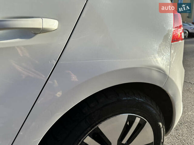 Белый Фольксваген e-Golf, объемом двигателя 0 л и пробегом 114 тыс. км за 10700 $, фото 19 на Automoto.ua