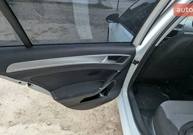 Белый Фольксваген e-Golf, объемом двигателя 0 л и пробегом 192 тыс. км за 7550 $, фото 24 на Automoto.ua