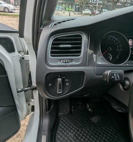 Белый Фольксваген e-Golf, объемом двигателя 0 л и пробегом 192 тыс. км за 7550 $, фото 15 на Automoto.ua