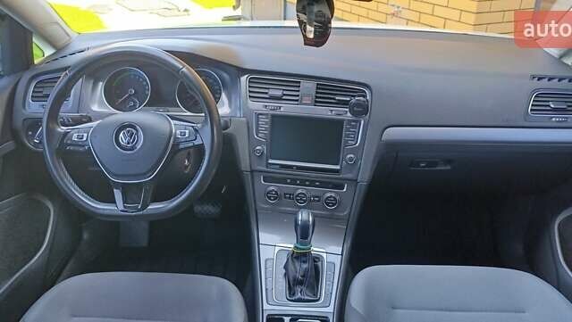 Белый Фольксваген e-Golf, объемом двигателя 0 л и пробегом 99 тыс. км за 8100 $, фото 5 на Automoto.ua