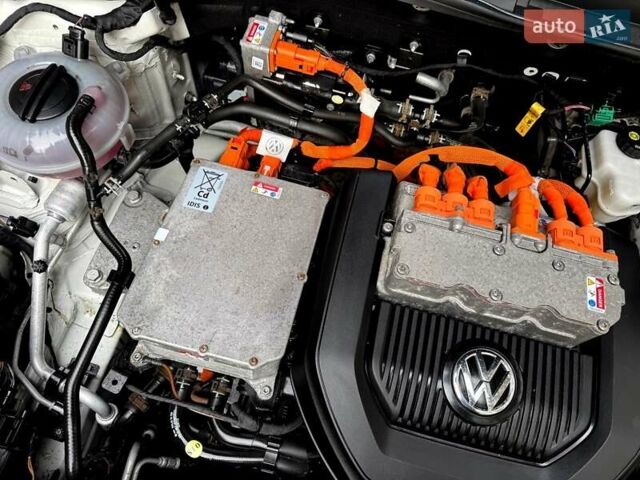 Белый Фольксваген e-Golf, объемом двигателя 0 л и пробегом 121 тыс. км за 8500 $, фото 35 на Automoto.ua