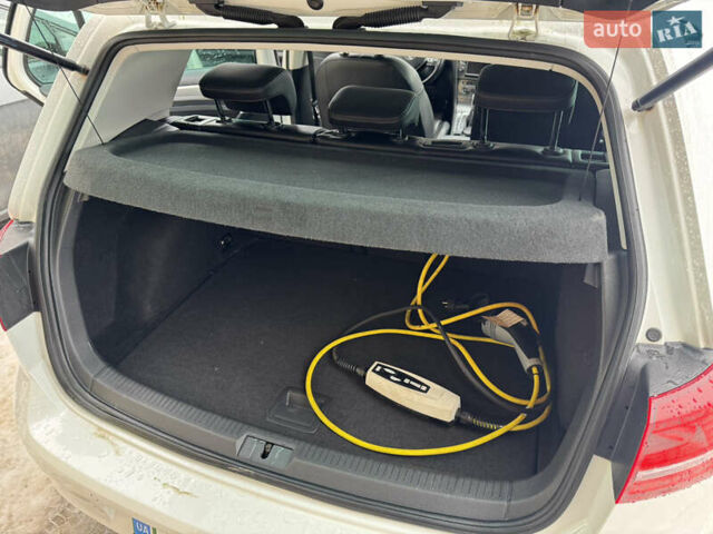 Белый Фольксваген e-Golf, объемом двигателя 0 л и пробегом 115 тыс. км за 9400 $, фото 35 на Automoto.ua