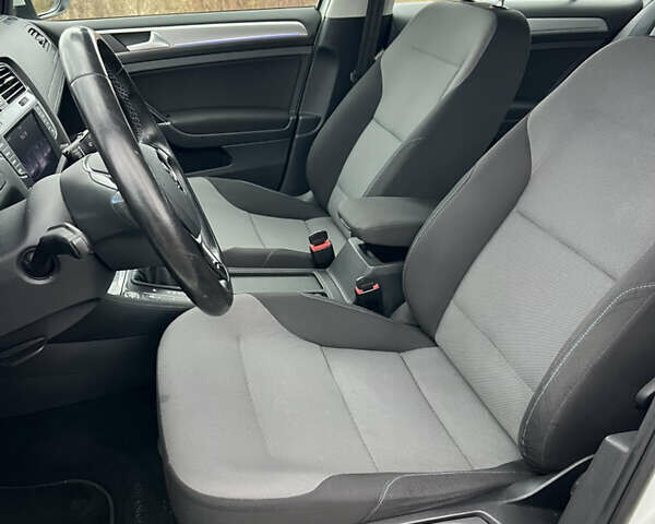 Белый Фольксваген e-Golf, объемом двигателя 0 л и пробегом 126 тыс. км за 8550 $, фото 17 на Automoto.ua