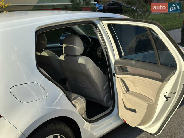 Белый Фольксваген e-Golf, объемом двигателя 0 л и пробегом 114 тыс. км за 10700 $, фото 6 на Automoto.ua