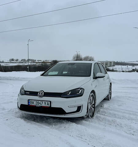 Белый Фольксваген e-Golf, объемом двигателя 0 л и пробегом 132 тыс. км за 8399 $, фото 1 на Automoto.ua
