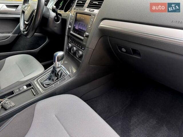 Белый Фольксваген e-Golf, объемом двигателя 0 л и пробегом 121 тыс. км за 8500 $, фото 22 на Automoto.ua