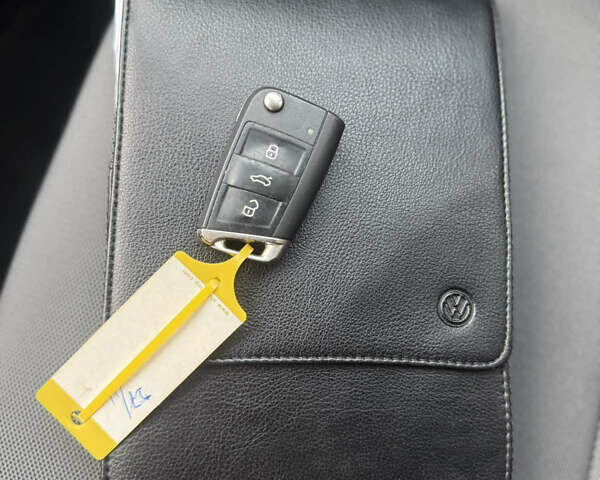 Белый Фольксваген e-Golf, объемом двигателя 0 л и пробегом 68 тыс. км за 6600 $, фото 26 на Automoto.ua