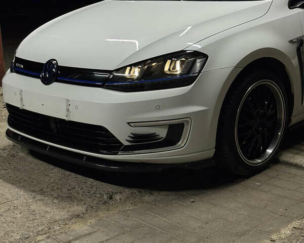 Белый Фольксваген e-Golf, объемом двигателя 0 л и пробегом 134 тыс. км за 8999 $, фото 4 на Automoto.ua