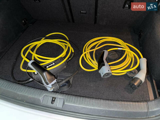 Белый Фольксваген e-Golf, объемом двигателя 0 л и пробегом 64 тыс. км за 8900 $, фото 9 на Automoto.ua