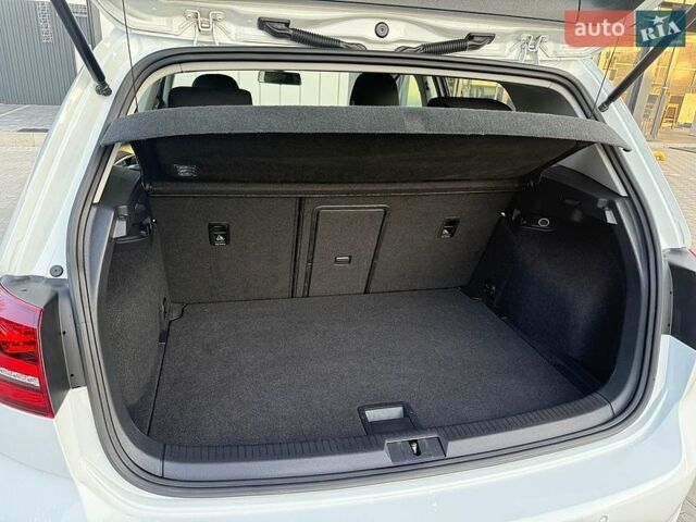 Белый Фольксваген e-Golf, объемом двигателя 0 л и пробегом 97 тыс. км за 8700 $, фото 52 на Automoto.ua
