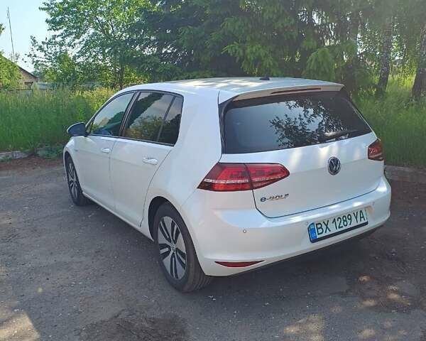 Белый Фольксваген e-Golf, объемом двигателя 0 л и пробегом 97 тыс. км за 11200 $, фото 4 на Automoto.ua