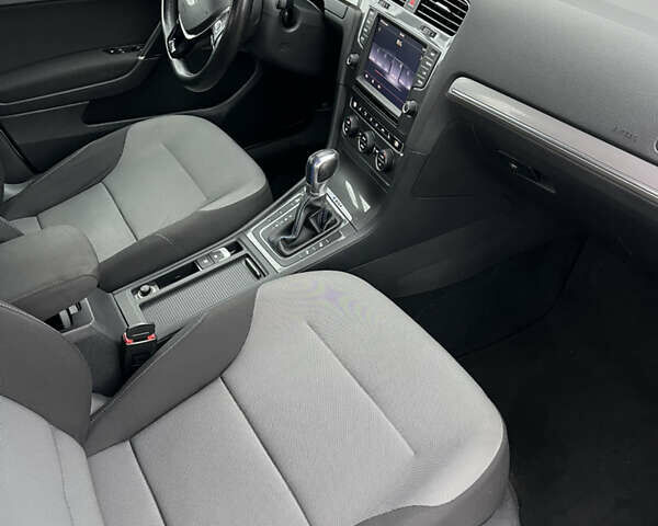 Белый Фольксваген e-Golf, объемом двигателя 0 л и пробегом 126 тыс. км за 8550 $, фото 20 на Automoto.ua