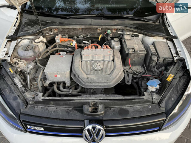 Белый Фольксваген e-Golf, объемом двигателя 0 л и пробегом 151 тыс. км за 8100 $, фото 34 на Automoto.ua