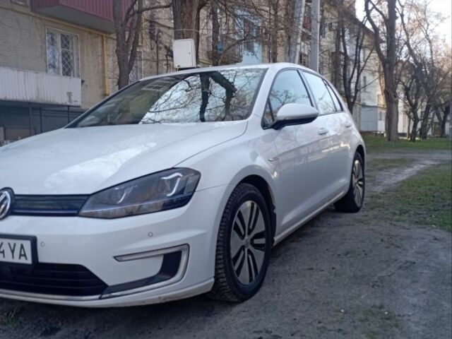 Белый Фольксваген e-Golf, объемом двигателя 0 л и пробегом 140 тыс. км за 8444 $, фото 2 на Automoto.ua