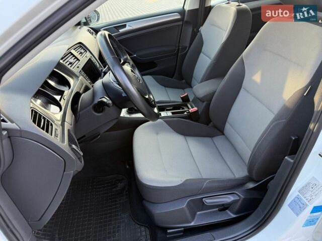 Белый Фольксваген e-Golf, объемом двигателя 0 л и пробегом 97 тыс. км за 8599 $, фото 28 на Automoto.ua