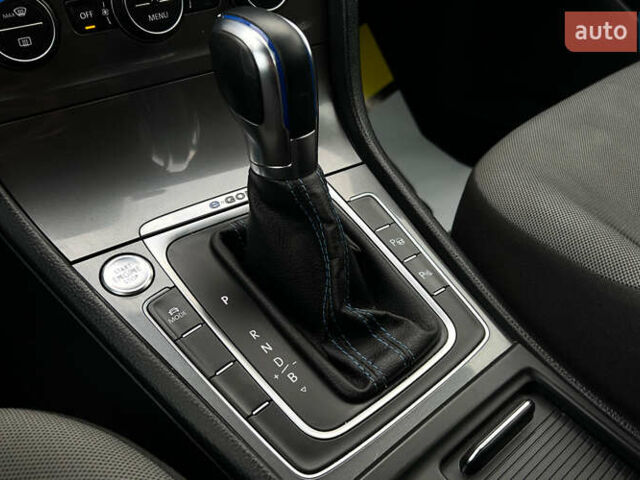 Белый Фольксваген e-Golf, объемом двигателя 0 л и пробегом 117 тыс. км за 11500 $, фото 16 на Automoto.ua