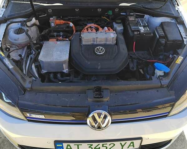 Белый Фольксваген e-Golf, объемом двигателя 0 л и пробегом 78 тыс. км за 10000 $, фото 23 на Automoto.ua