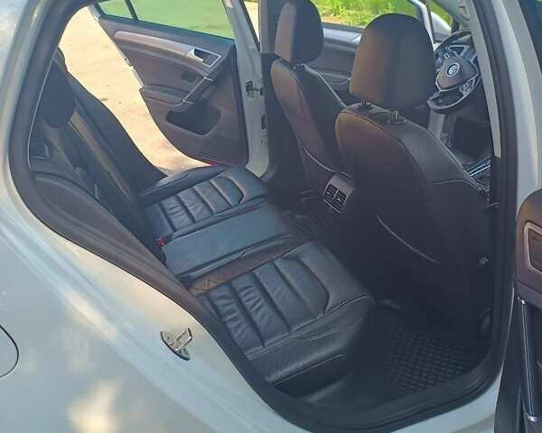 Белый Фольксваген e-Golf, объемом двигателя 0 л и пробегом 97 тыс. км за 11200 $, фото 12 на Automoto.ua