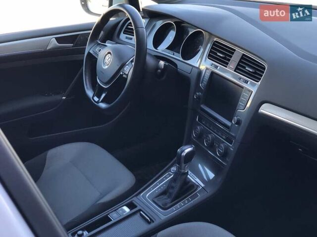 Белый Фольксваген e-Golf, объемом двигателя 0 л и пробегом 96 тыс. км за 8855 $, фото 10 на Automoto.ua