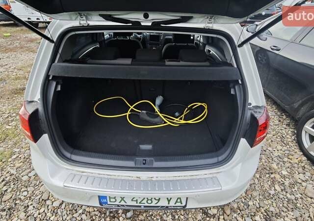 Белый Фольксваген e-Golf, объемом двигателя 0 л и пробегом 99 тыс. км за 7950 $, фото 8 на Automoto.ua